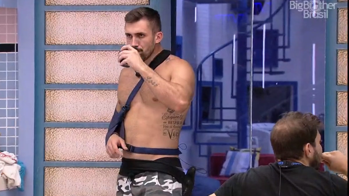 Arthur e Caio combinam estratégias no BBB 21