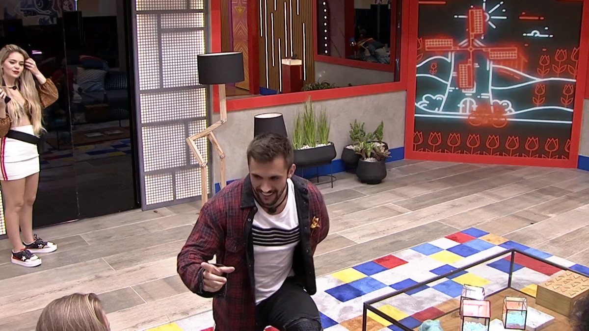 Arthur do BBB 21 se declara para Carla Diaz