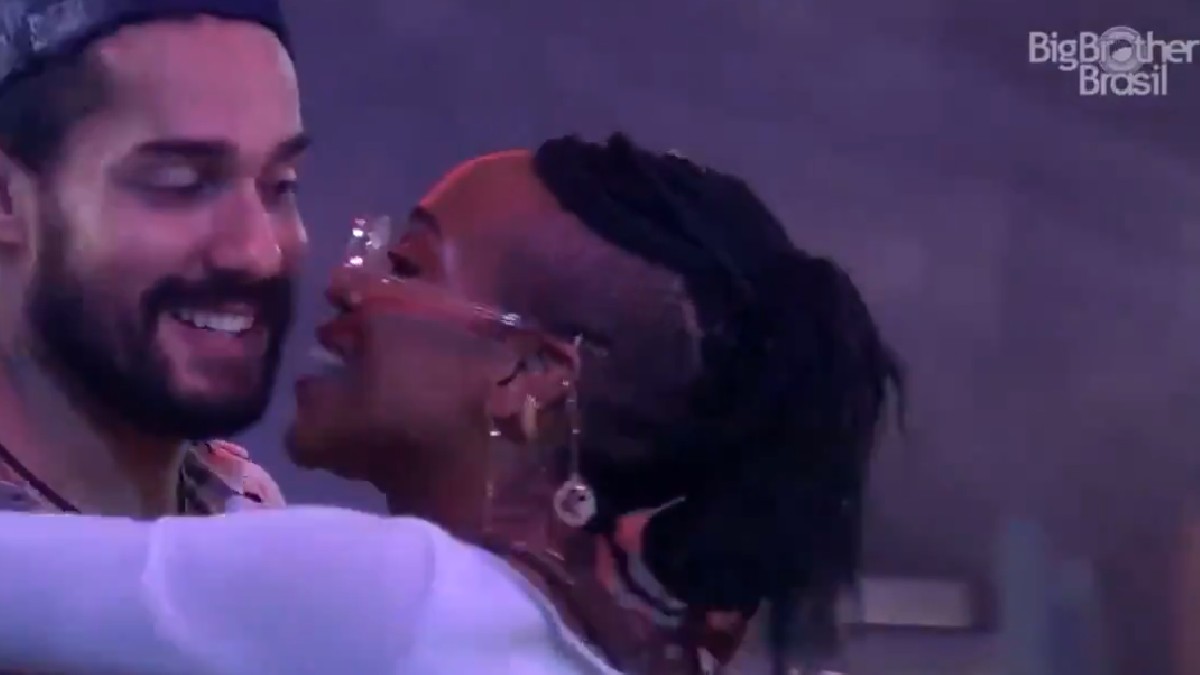 Karol Conká e Arcrebiano se beijam no BBB 21(Reprodução Globoplay)