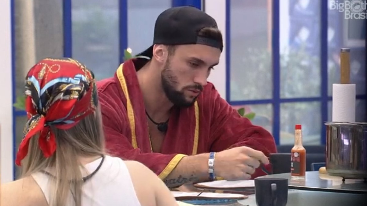 Arthur conversa com Carla Diaz no BBB 21