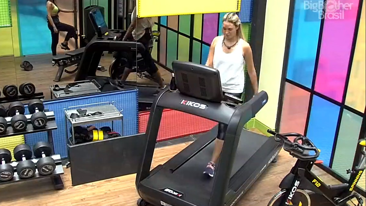 Sarah malhando na academia do BBB 21