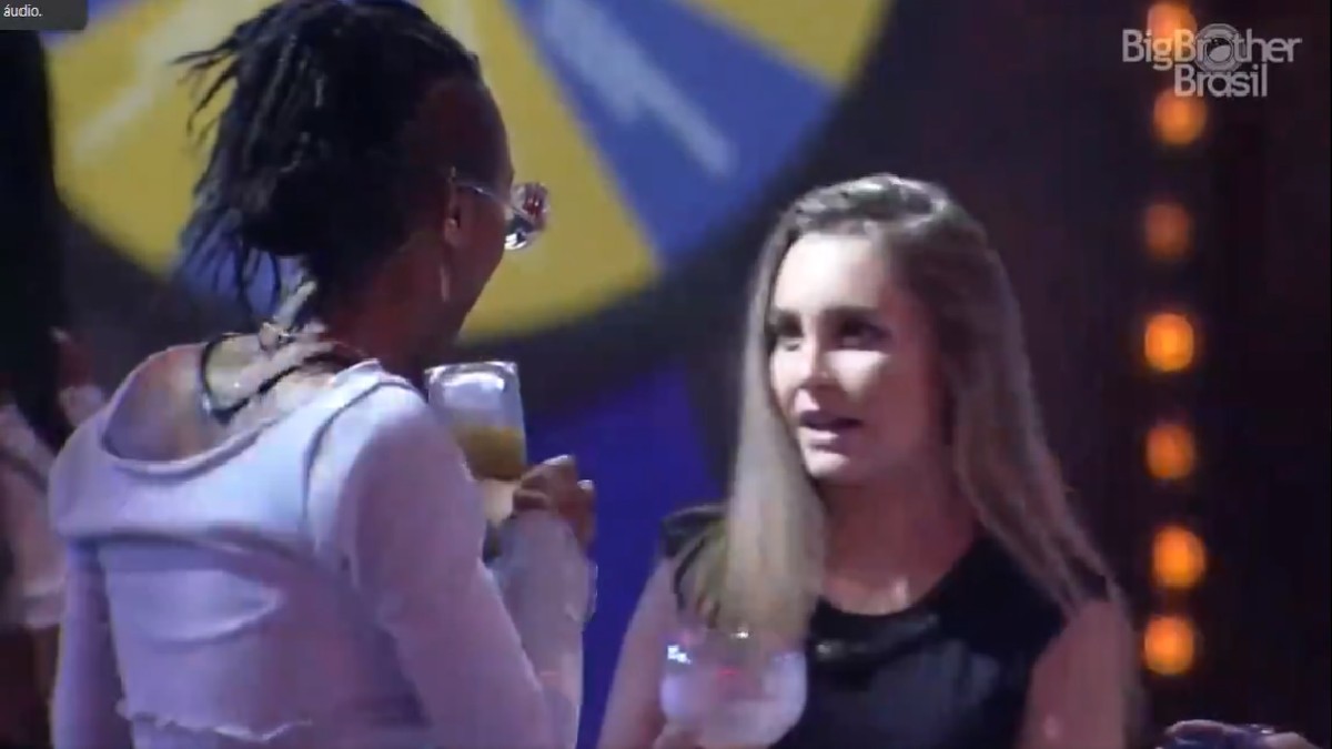 Karol Conká e Carla Diaz conversam em festa do BBB 21