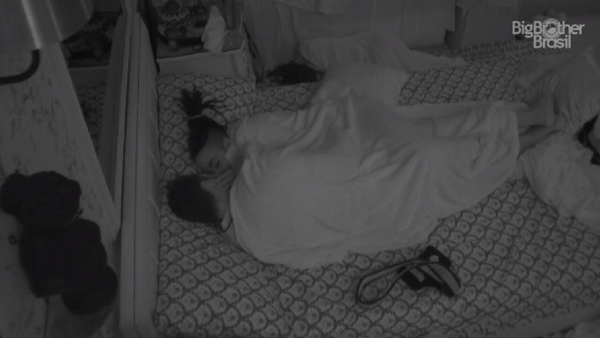 Arcrebiano e Karol Conká trocam carícias no BBB 21