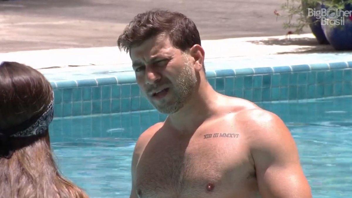 Caio conversa com Thais na piscina no BBB 21