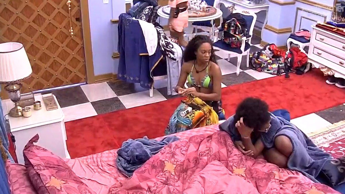 Participantes conversando sobre Lucas Penteado do BBB 21