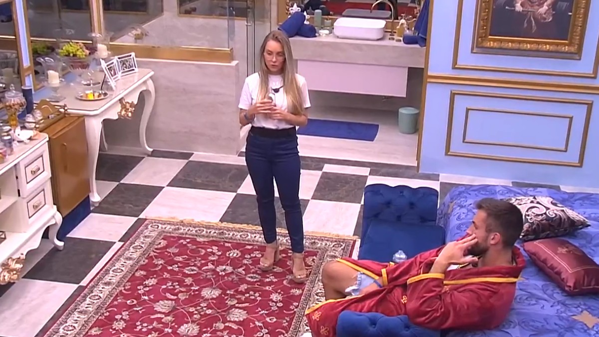Carla Diaz conversa com Arthur no BBB 21
