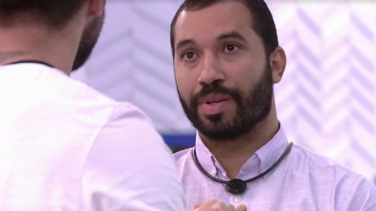Gilberto conversa com Arthur na casa do BBB 21