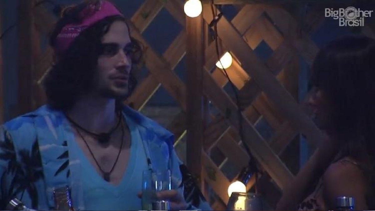 Fiuk e Thais Conversam na Festa do Líder no BBB 21