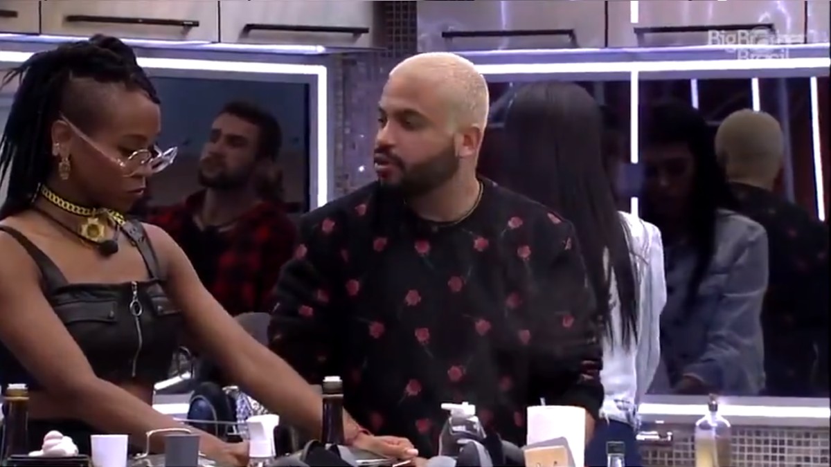 Karol Conká e Projota conversam na cozinha do BBB 21