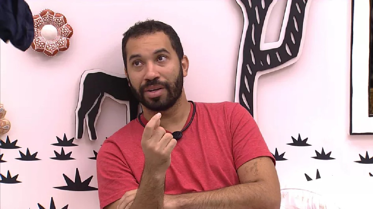 Gilberto no quarto colorido no BBB 21