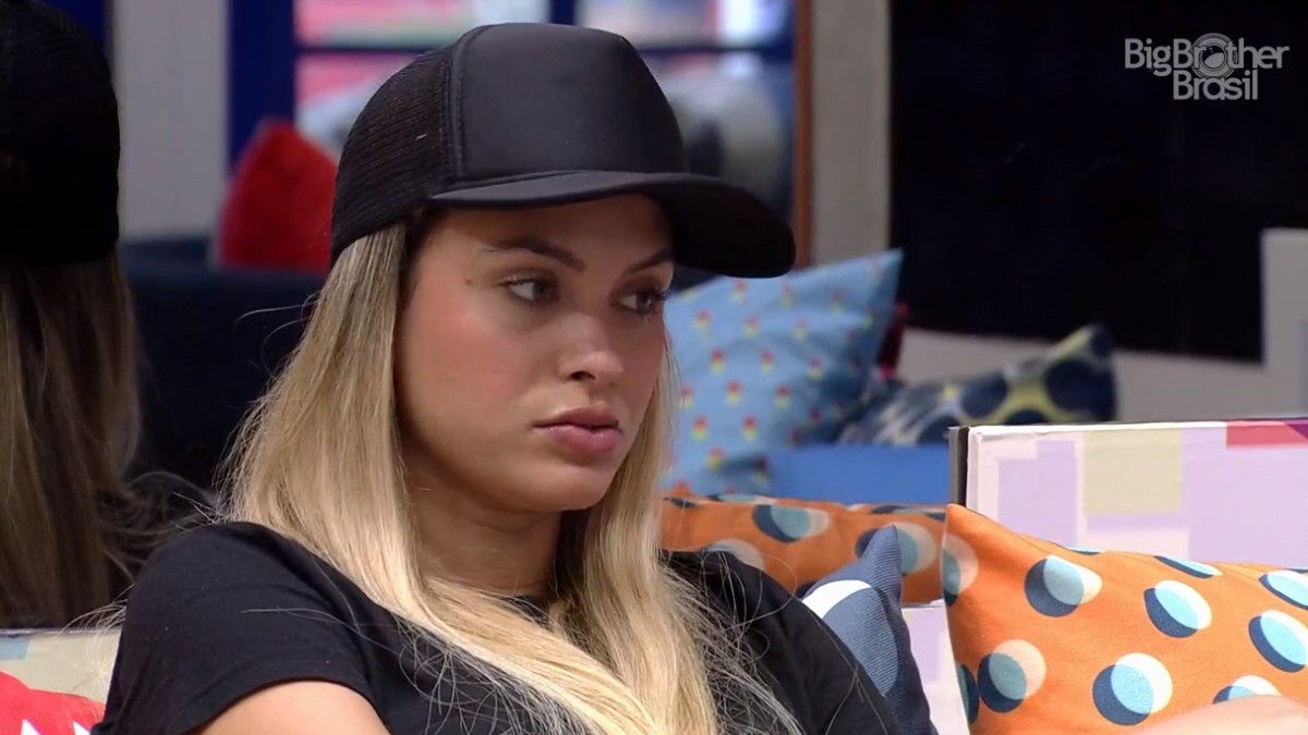 Sarah conversa com participantes no BBB 21