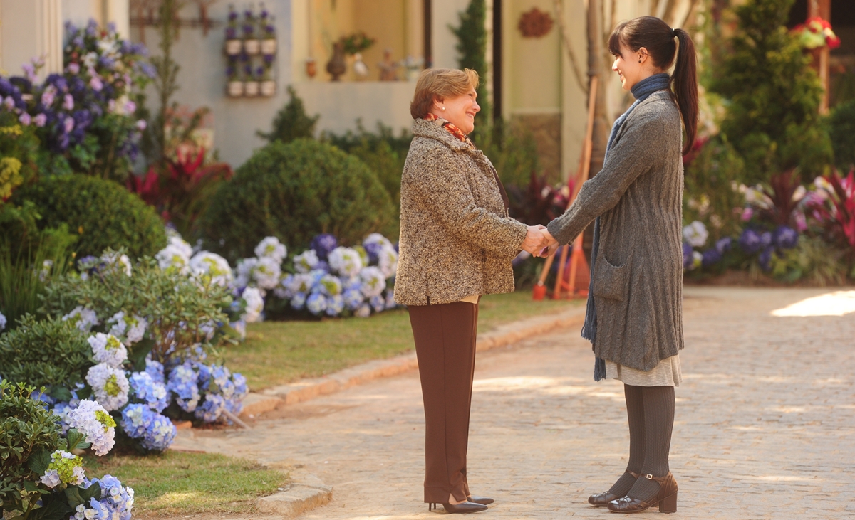 Iná (Nicette Bruno) e Manuela (Marjorie Estiano) (Foto: GLOBO / João Miguel Júnior)