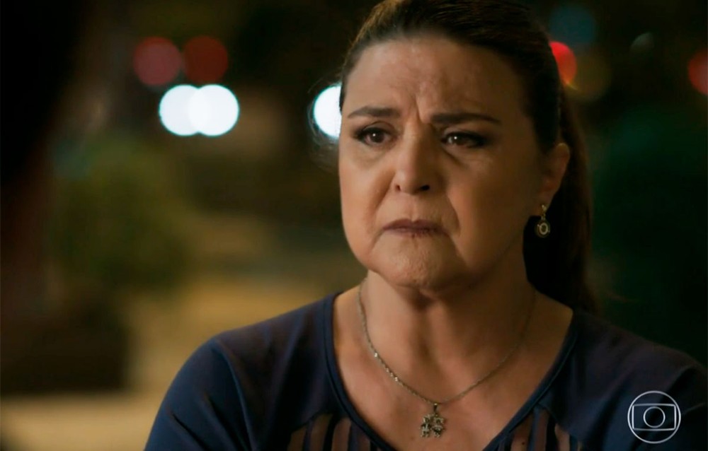 Aurora (Elizangela) toma coragem o revela onde Rubinho (Emilio Dantas) e Bibi (Juliana Paes) estão escondidos (Foto: Globo)
