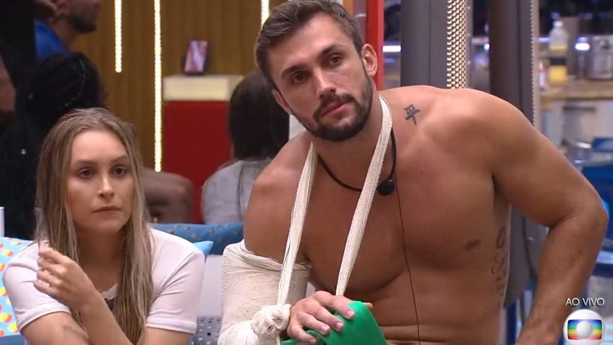 Arthur do BBB 21 com braço imobilizado após prova do líder