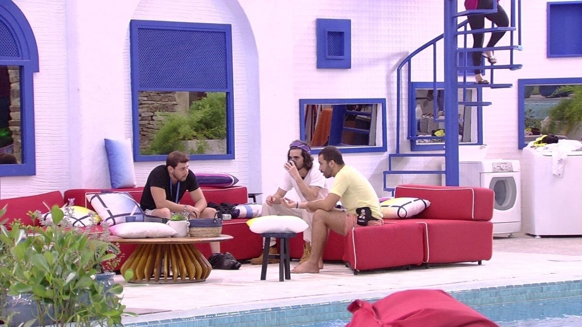 Caio, Fiuk e Gilberto conversam sobre votos no BBB 21