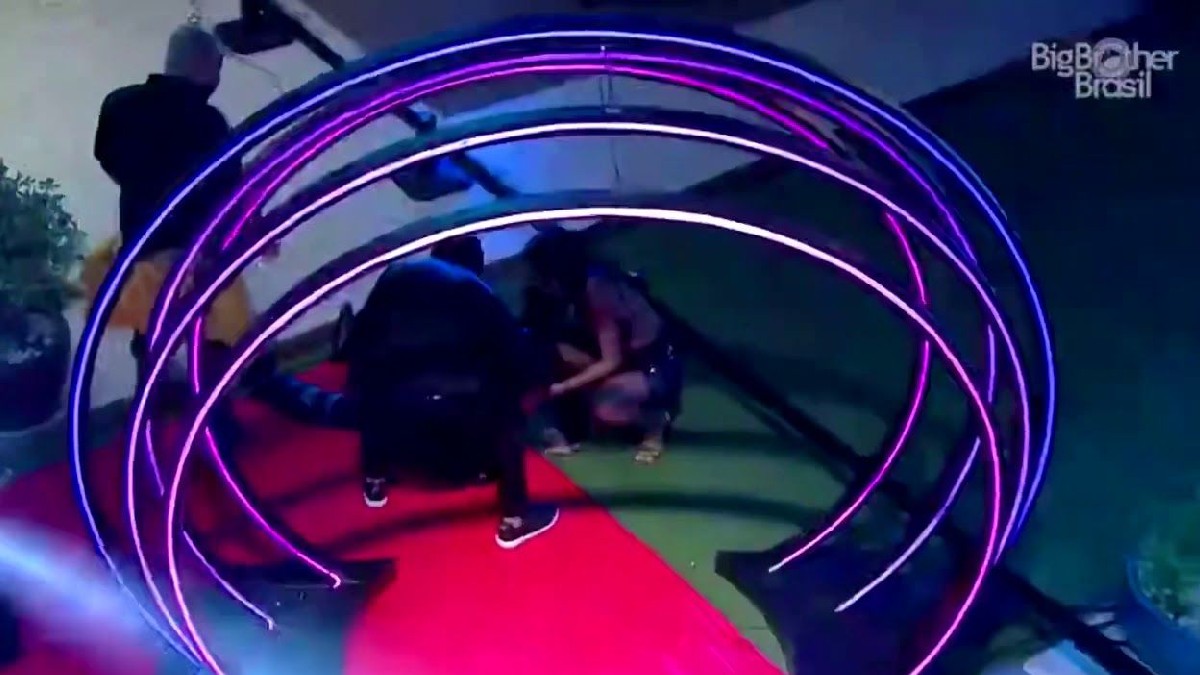 Caio cai na pista de dança no BBB 21