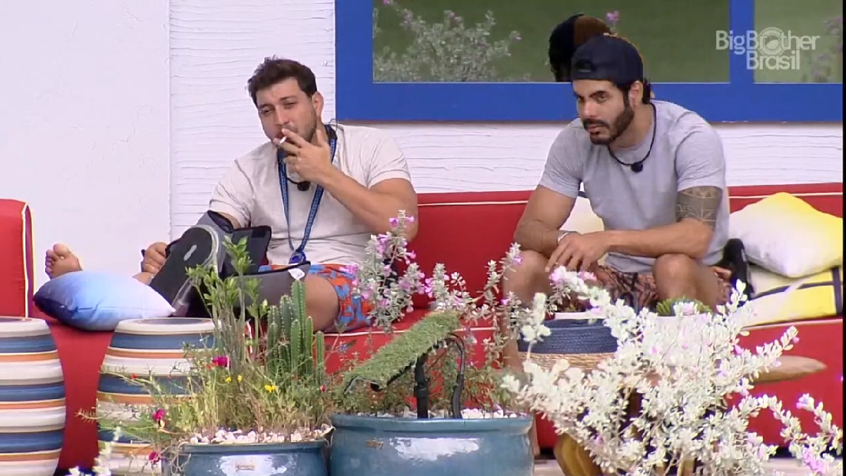 Caio e Rodolffo pensam em estratégias no BBB 21