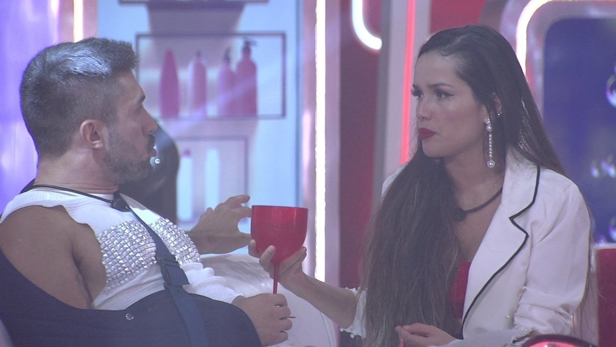 Arthur e Juliette conversam em festa do dia 26 de fevereiro no BBB 21