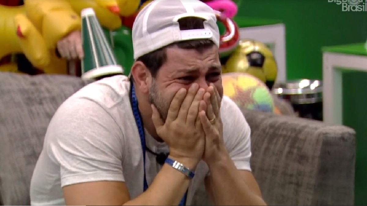 Caio fica emocionado ao ver o recado do Anjo no BBB 21