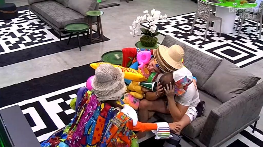 Thais e Viih Tube consolam Caio no BBB 21