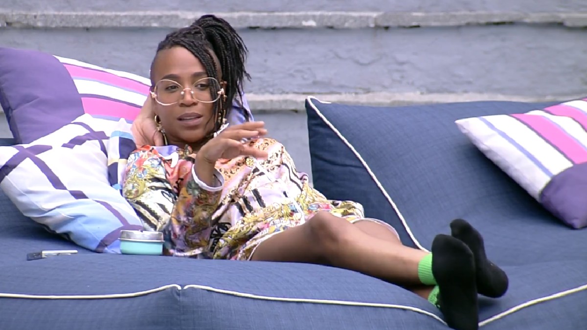 Karol Conká conversa com Rodolffo na área externa da casa do BBB 21