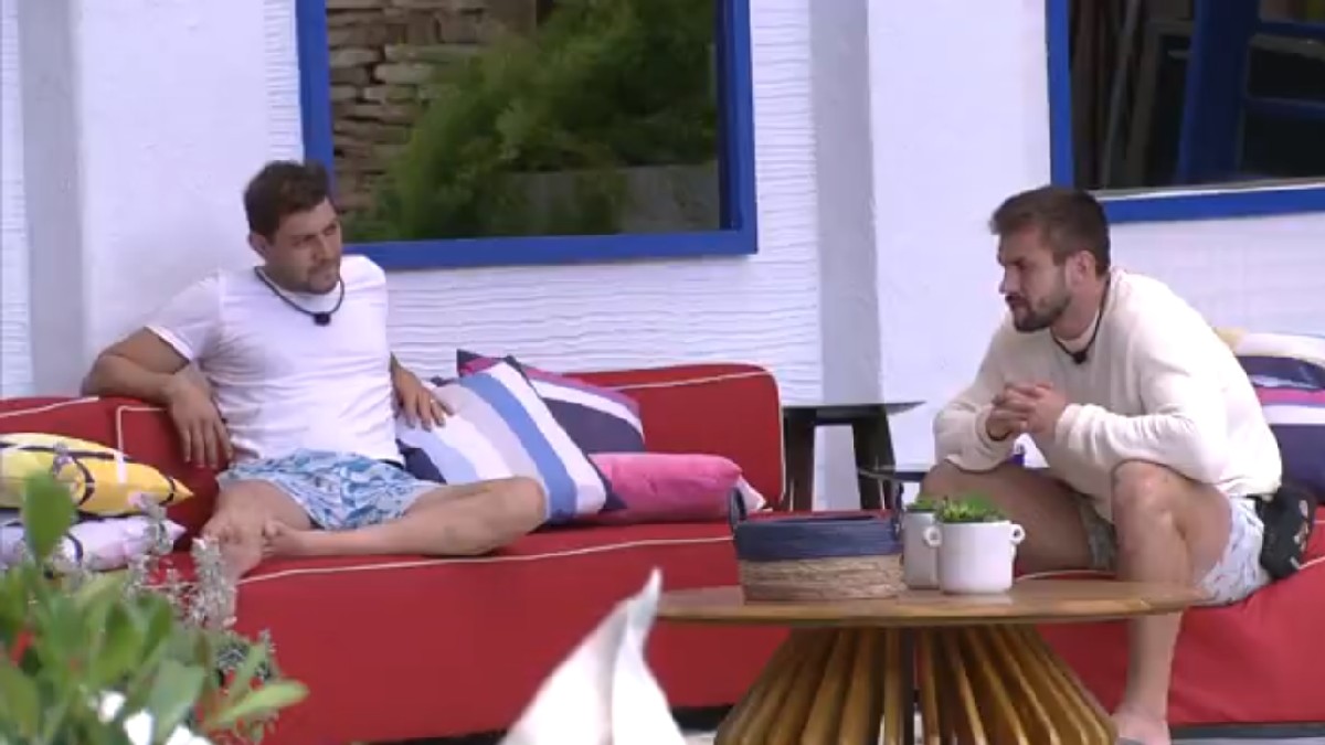 Caio e Arthur do BBB 21 conversam na área externa da casa