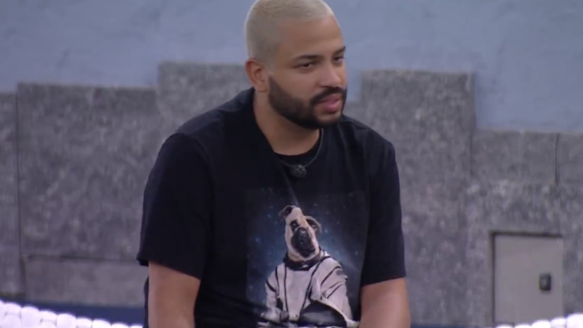 Projota na área externa da casa do BBB 21