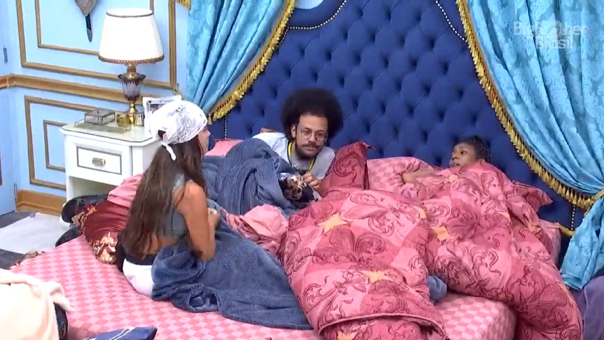 João Luiz, Camilla de Lucas e Thais no quarto do líder no BBB 21