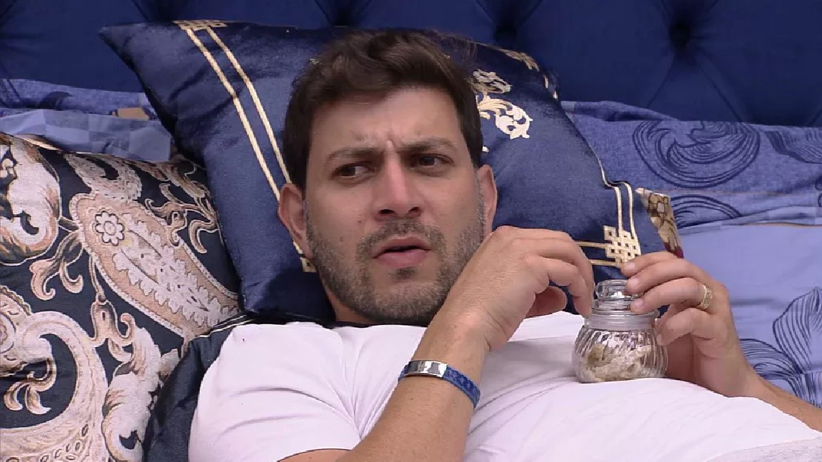 Caio pede que Gilberto tome cuidado com o que fala na casa do BBB 21