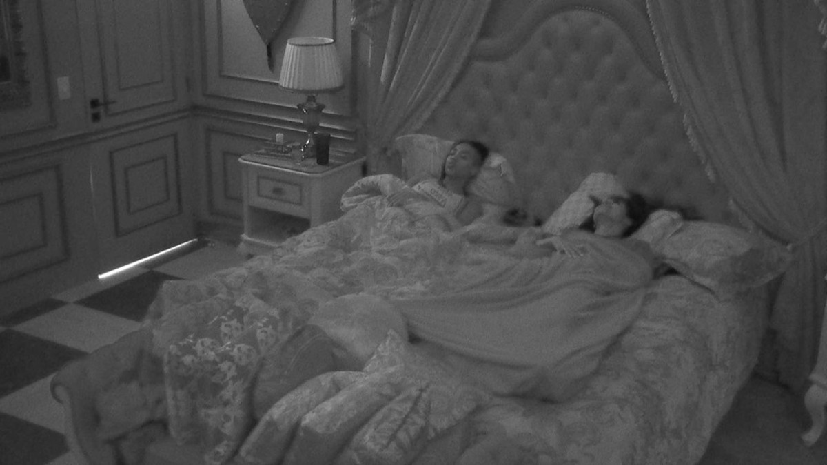 Pocah e Karol Conká no quarto do líder do BBB 21