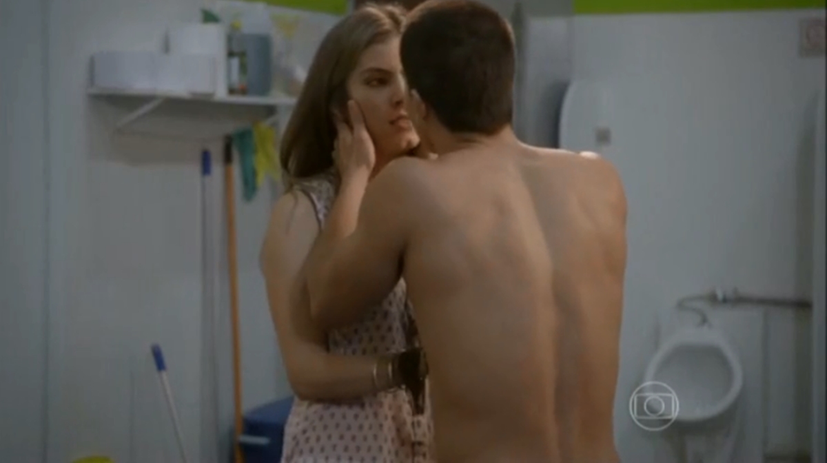 Duca tenta transar com Bianca em Malhação Sonhos (Reprodução: Globo)