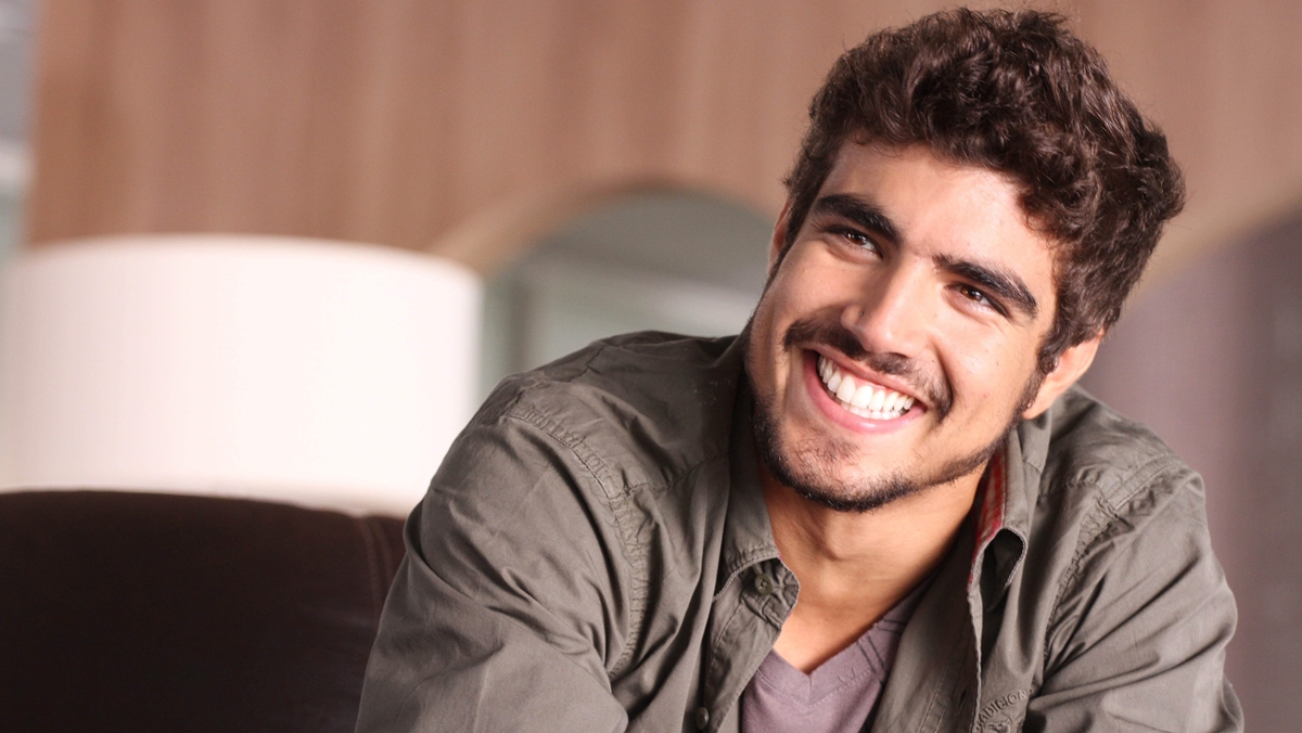 Caio Castro é entrevistado por Carolina Ferraz no Domingo Espetacular (Reprodução: Instagram)