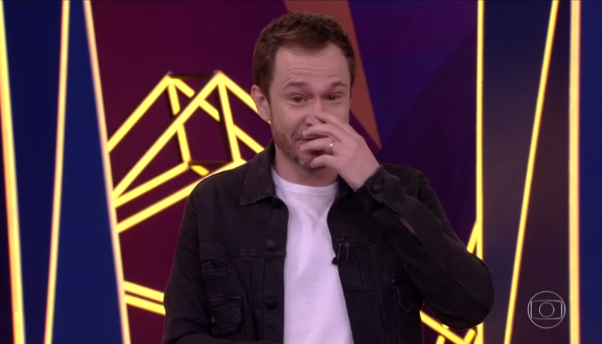 Tiago Leifert chora durante apresentação do BBB 21 deste domingo (Reprodução: Globo)