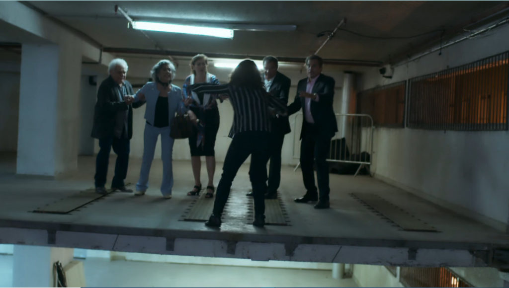 Momento em que Irene (Débora Falabella) sofre uma queda fatal