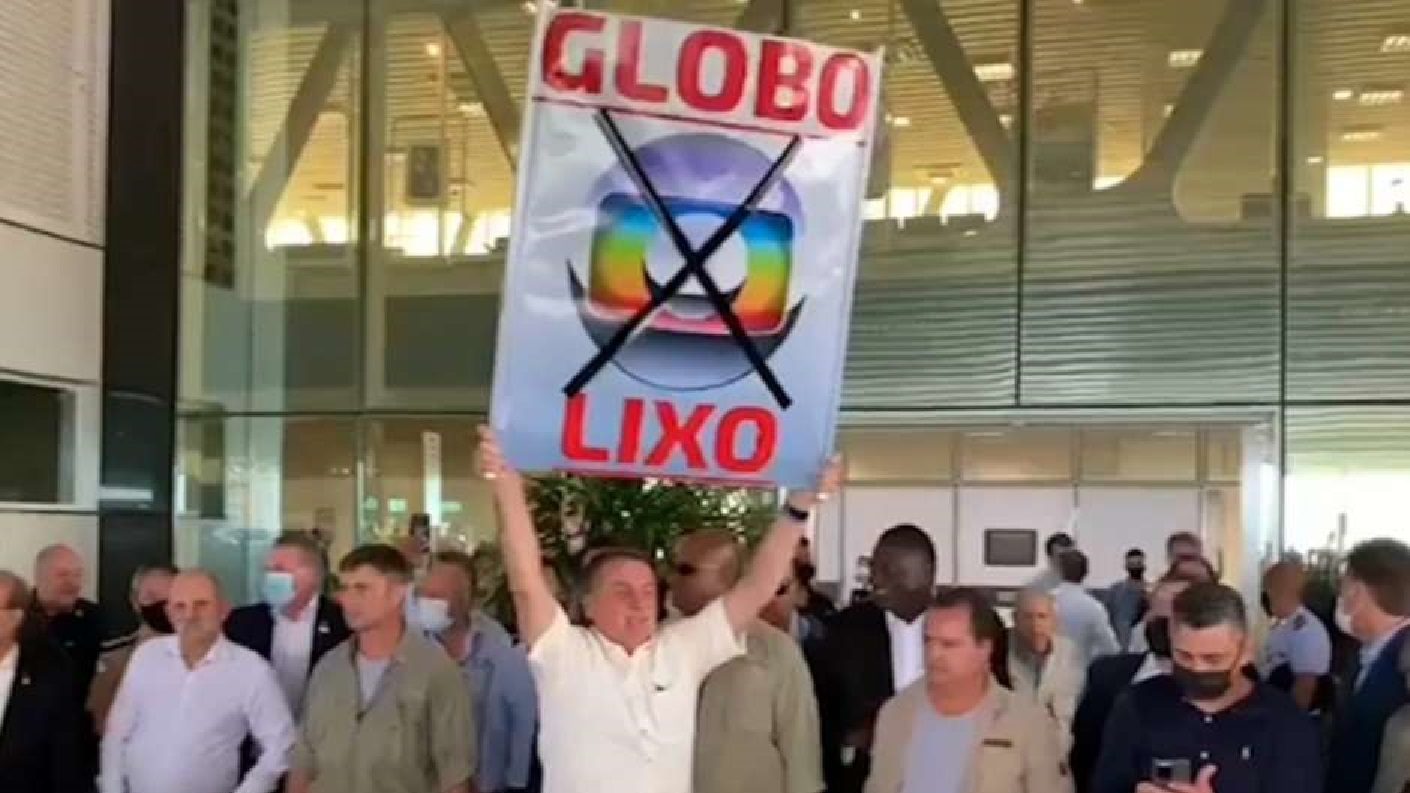 Jair Bolsonaro exibe cartaz de 