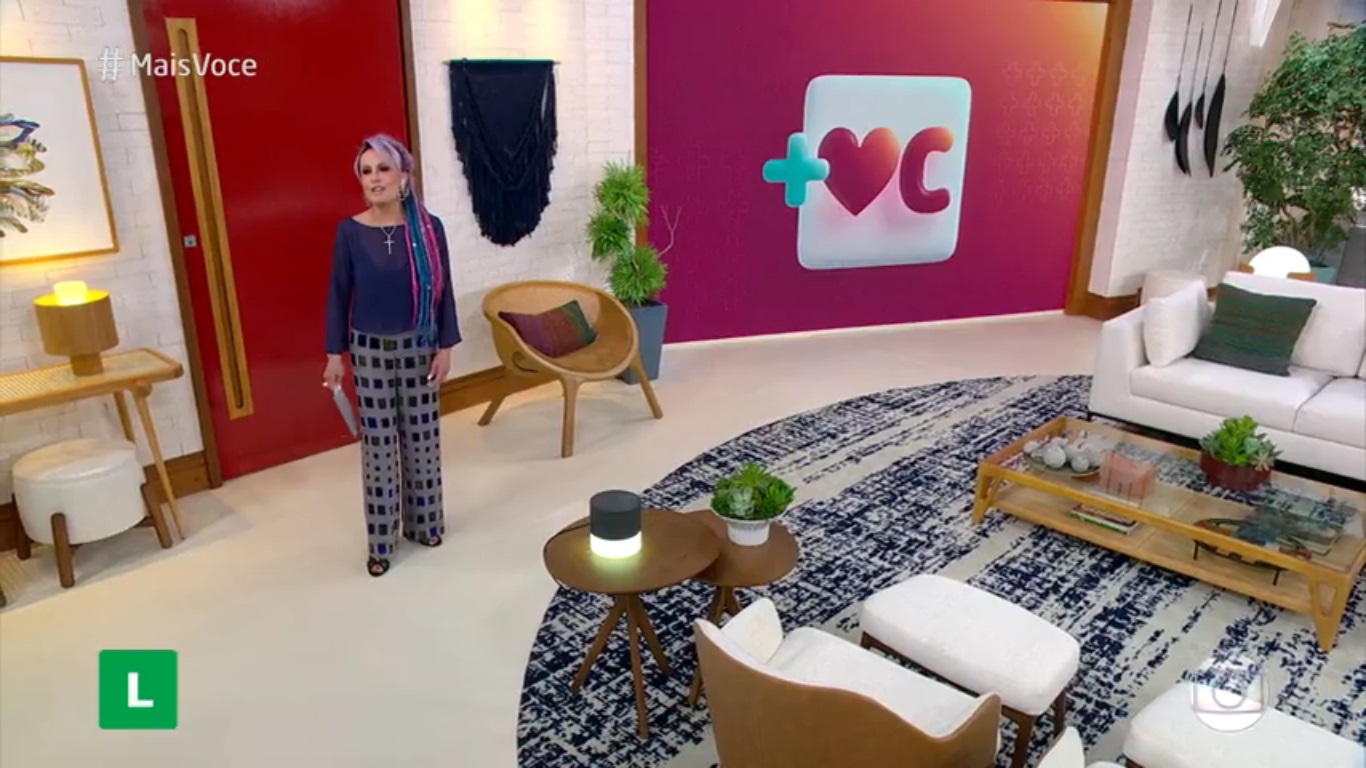 Ana Maria Braga no cenário do Mais Você