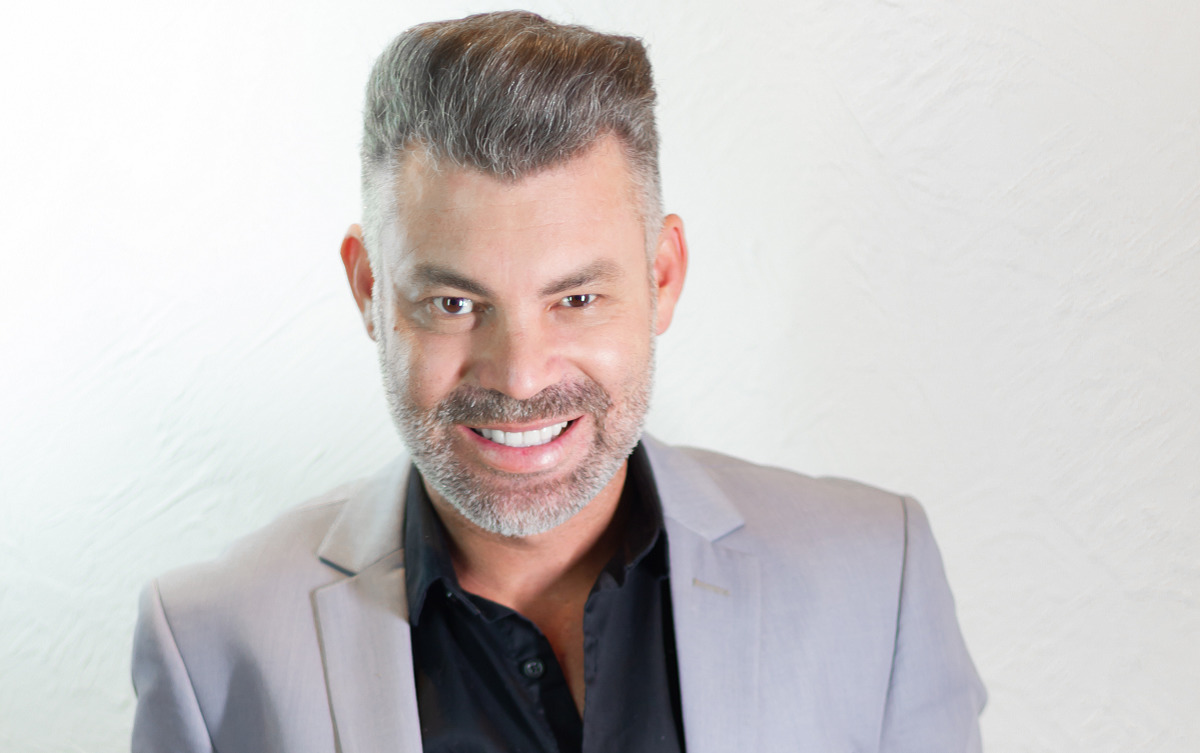 O cabeleireiro Nell Carmo, jurado do Duelo de Salões, na RedeTV!