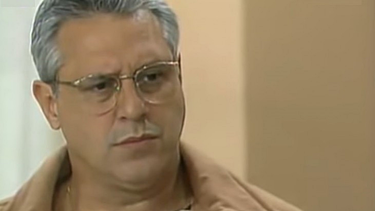 Otávio recebe uma carta psicografada da esposa morta e se choca com os relatos (Reprodução: Globo)