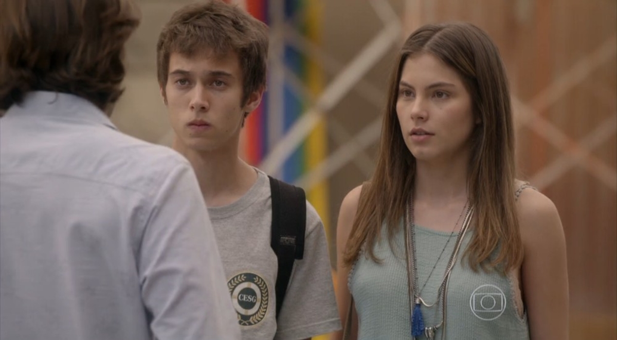 Bianca (Bruna Hamú) pergunta a René (Mário Frias) sobre sua relação com Ana (Foto: Globo)