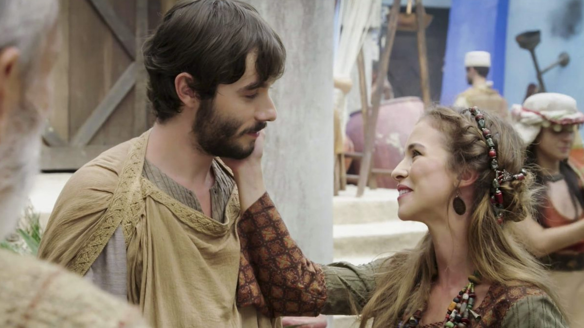 Abrão (Vitor Novello) e Sarai (Laryssa Ayres) se casam (Reprodução/Record TV)