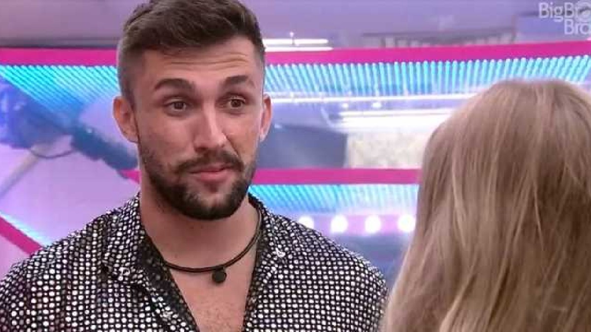 Arthur conversa com Carla Diaz no BBB 21