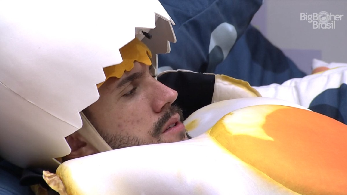 Arthur vestido com o Castigo do Monstro no BBB 21