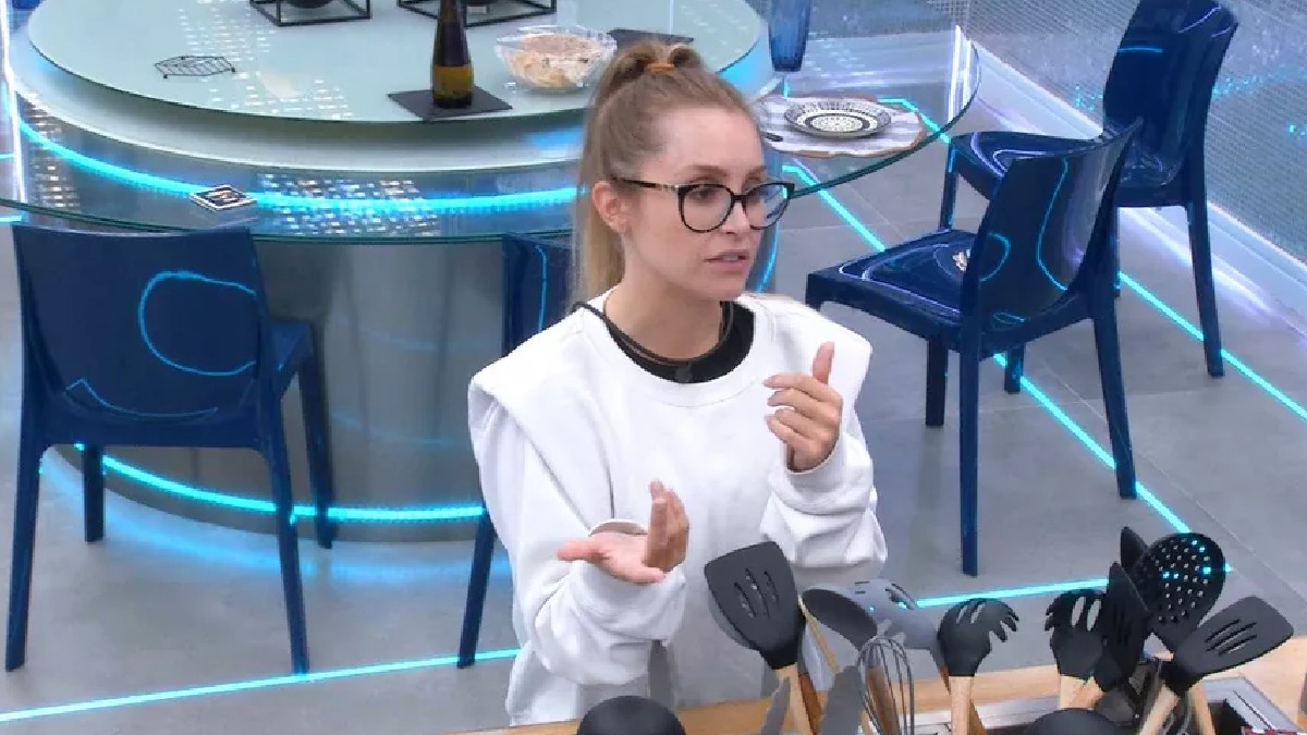 Carla Diaz na cozinha do VIP no BBB 21