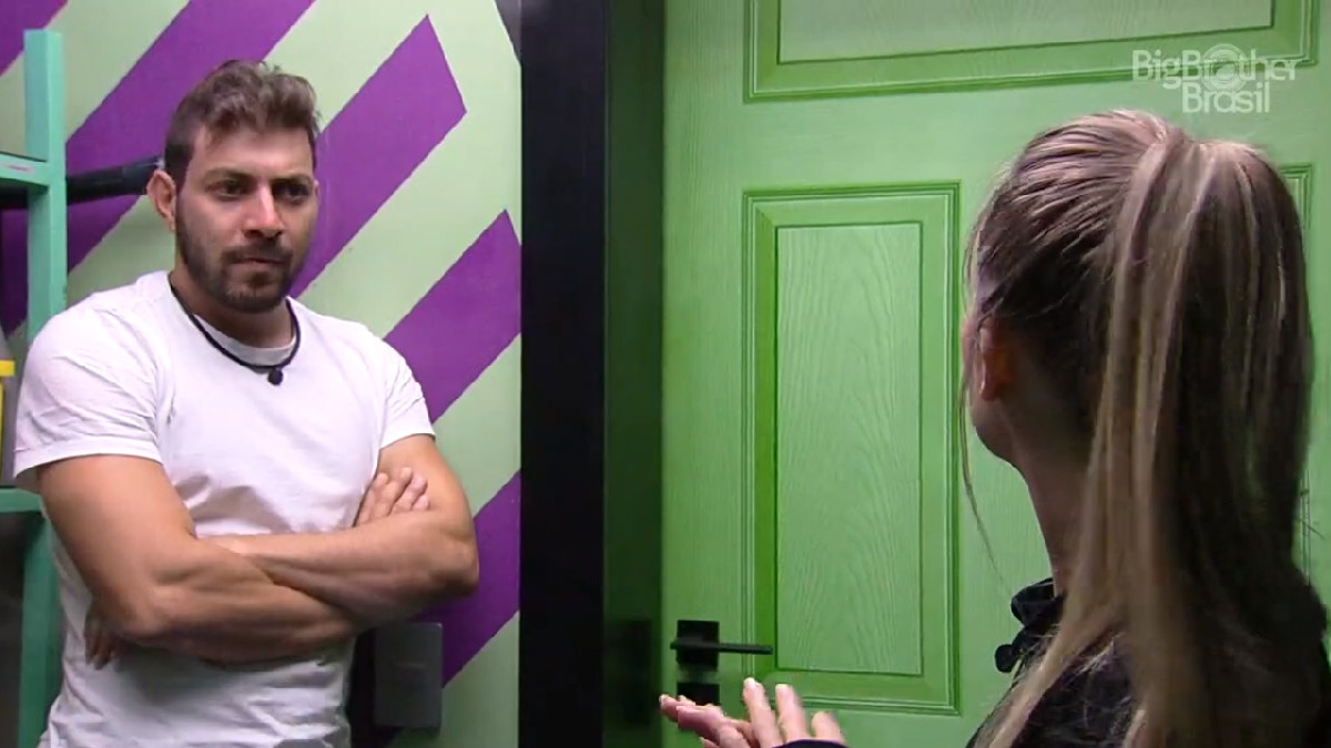 Carla ouve Caio no BBB 21