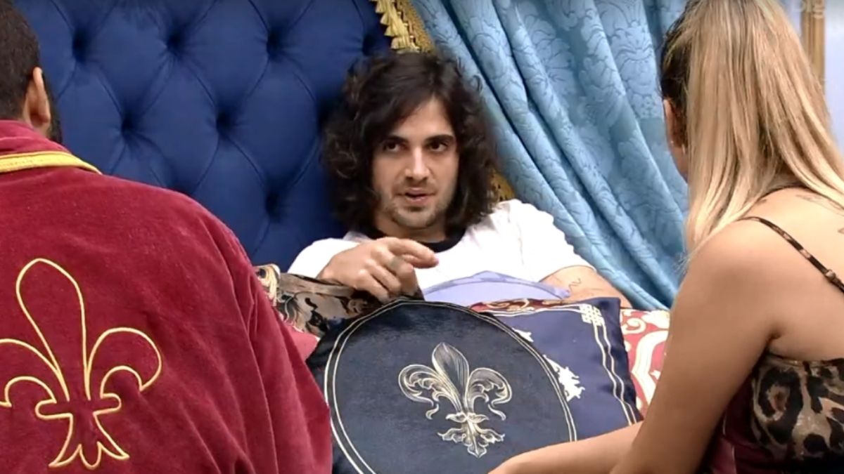 Gilberto, Fiuk e Sarah no quarto do líder do BBB 21