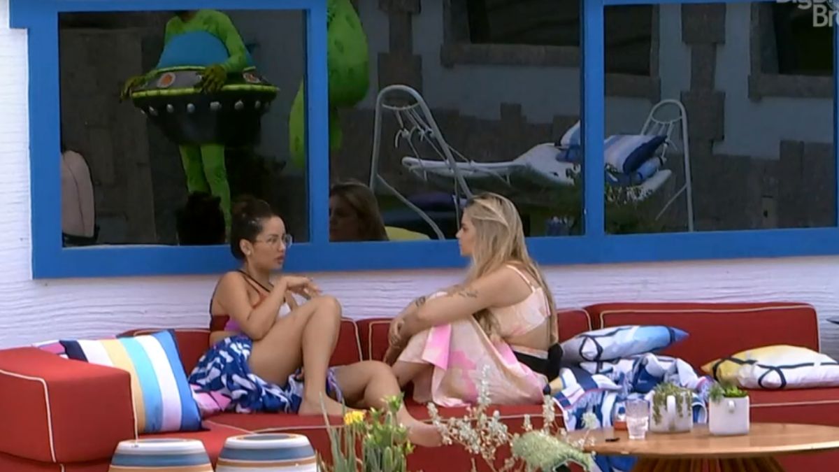 Juliette e Viih Tube na varanda do BBB 21