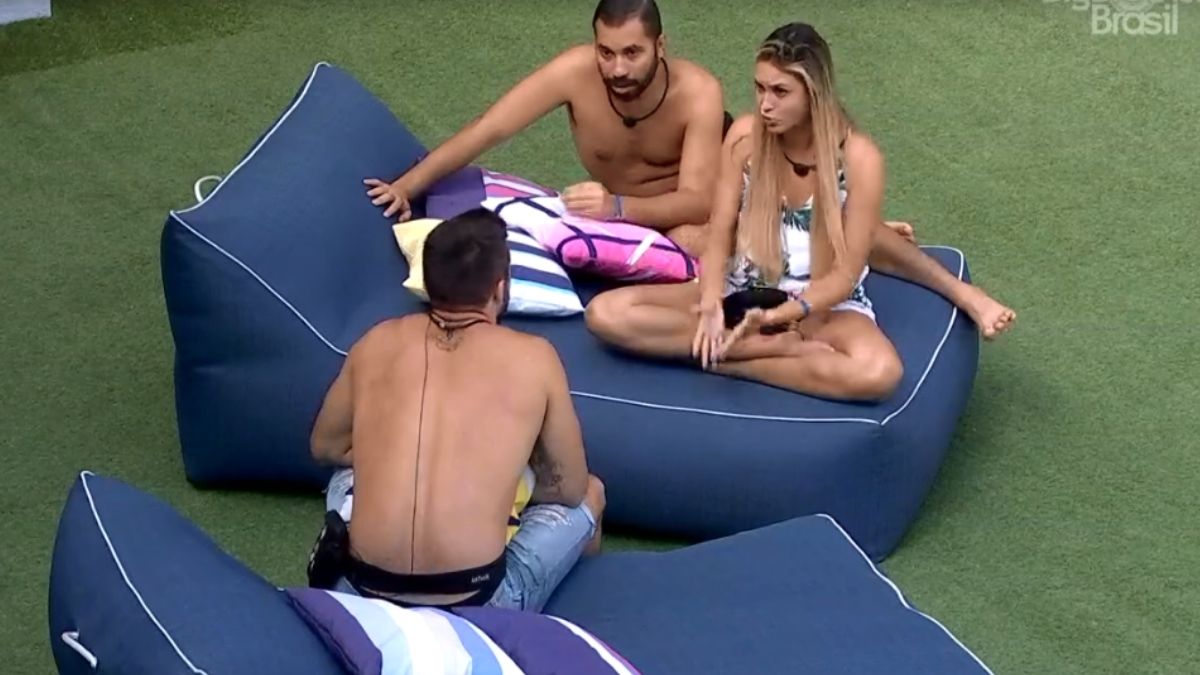 Arthur, Gilberto e Sarah no gramado do BBB 21