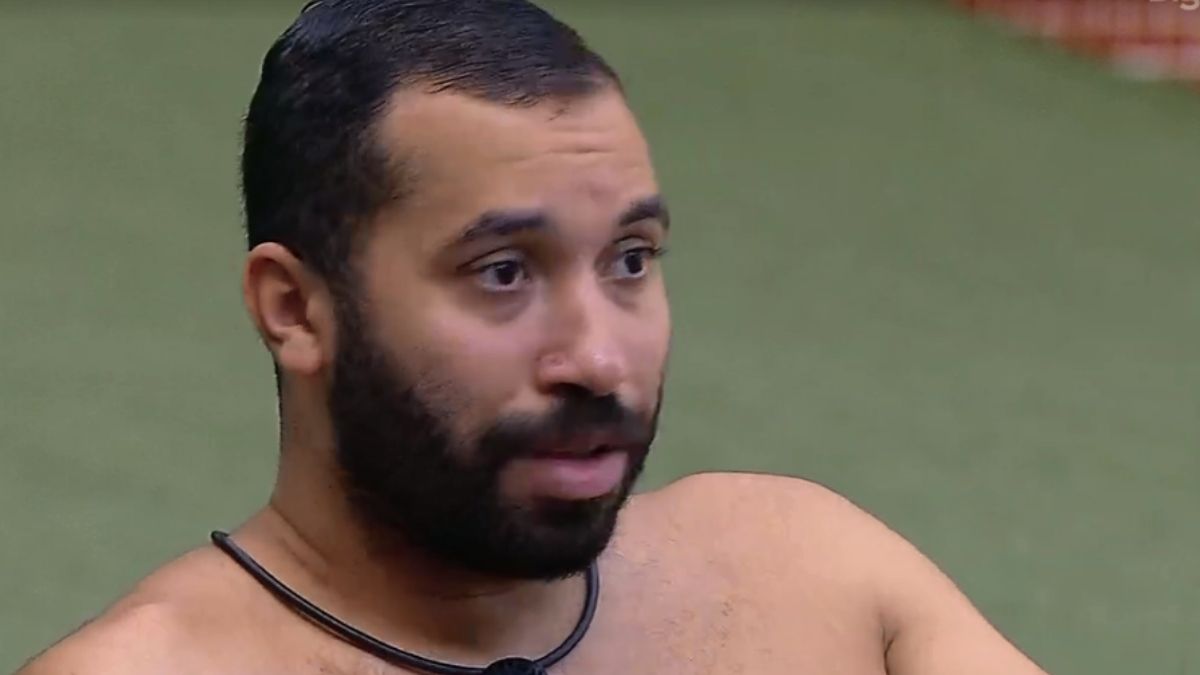 Gilberto no gramado do BBB 21