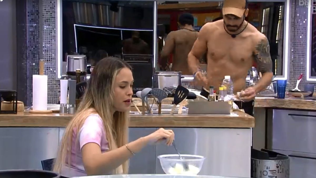 Sarah e Rodolffo na cozinha do VIP no BBB 21
