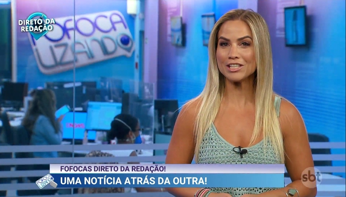 No Fofocalizando, Mônica Apor substitui Roberta Miguel durante as férias (Reprodução: SBT)